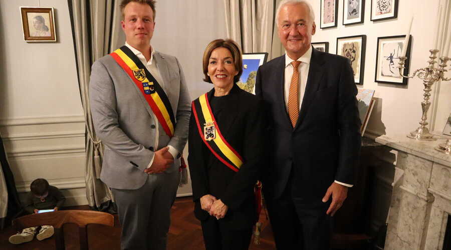 Burgemeester Thijs Cousaert legt de eed af